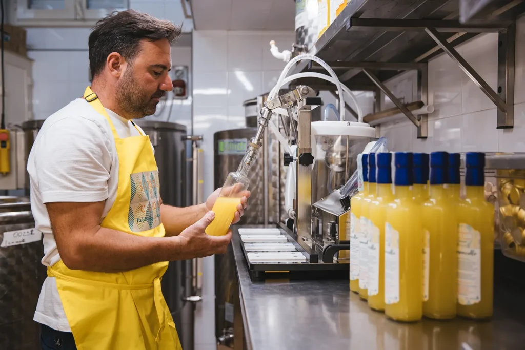 Operai al lavoro nella fabbrica di limoncello